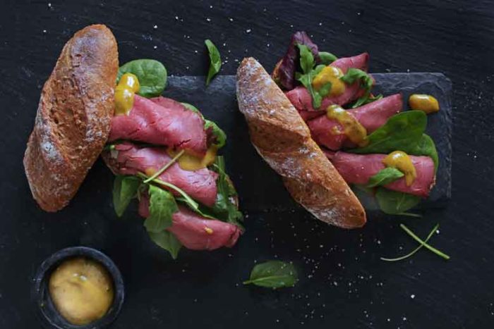 Tardyferon - Baguette mit Roastbeef und Honig-Senf-Creme