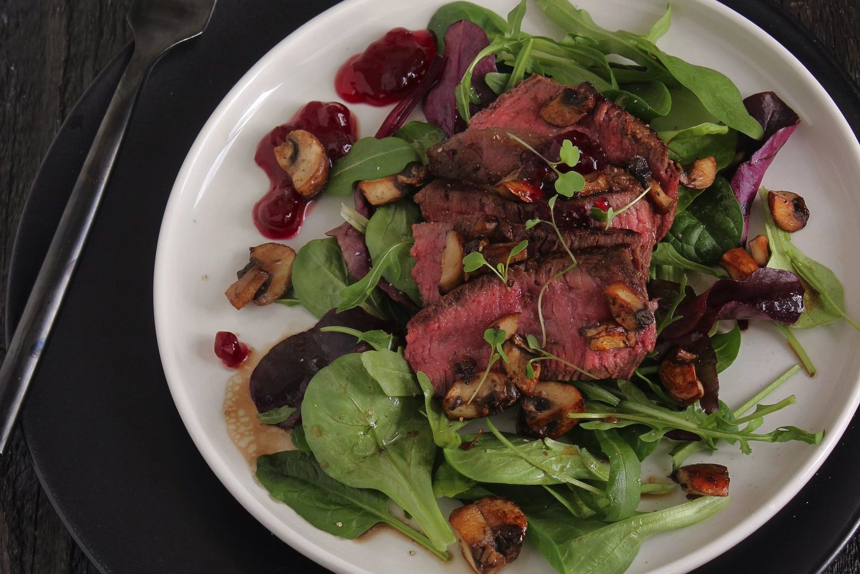 Tardyferon - Herbstsalat mit Steakstreifen, Pilzen und Preiselbeeren